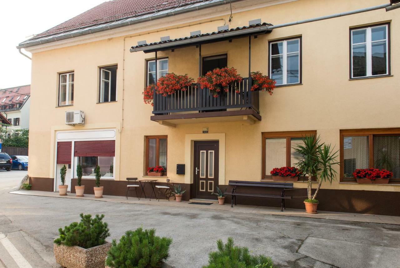 Отель Sobe Poldka Доленьске-Топлице Экстерьер фото